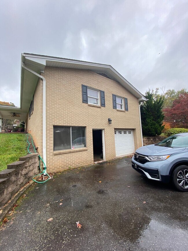 Foto del edificio - Beautiful brick, ranch home in the Enka School district. 3 bedrooms, 2 bathrooms!