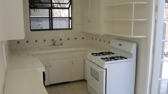 Foto del edificio - 1956-1960 S Beverly Glen Blvd