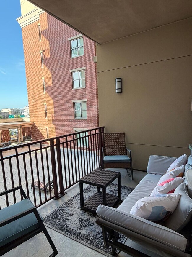 Foto del edificio - Two Bed/Two Bath Condo in Downtown