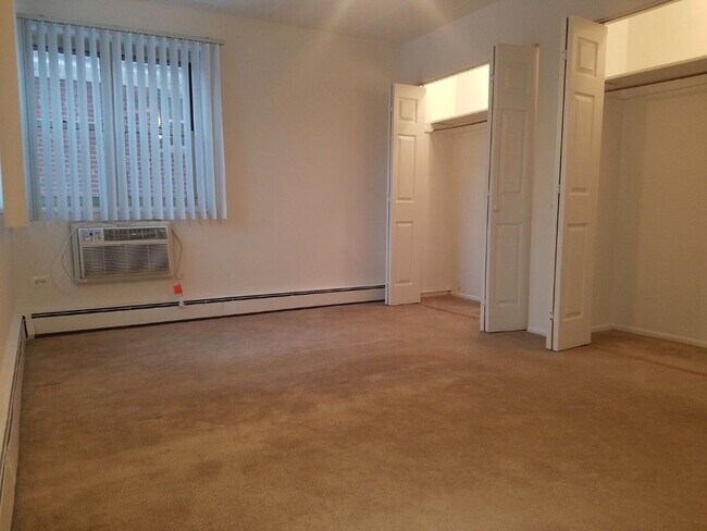 Building Photo - 1447 W Touhy Ave