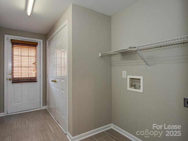 Foto del edificio - 14930 Ballantyne Village Way