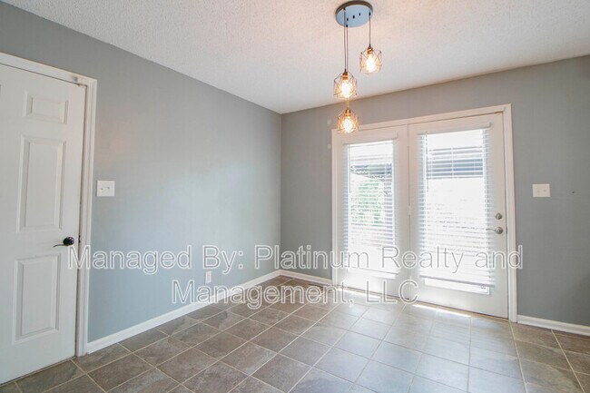 Building Photo - 2073 Roxbury Ln