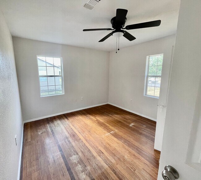 Building Photo - Updated 4 bedroom home in South Lawn