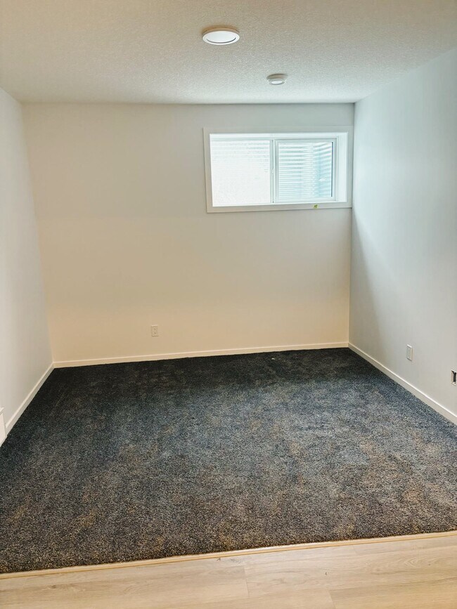 Photo du bâtiment - 7729-174A 174A Ave NW