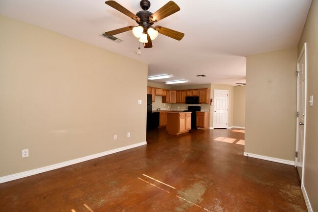 Building Photo - 3 Bedrooms, 3 Bathrooms, & Close to Campus...