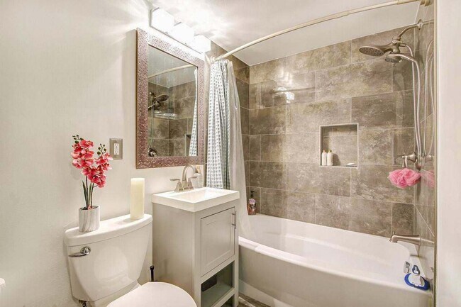 Foto del edificio - 11408 Cherry Hill Rd