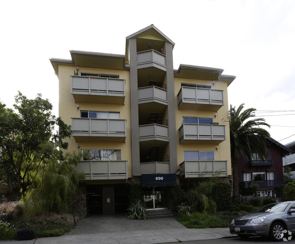 690 Mariposa, ¡alejado - 690 Mariposa Ave