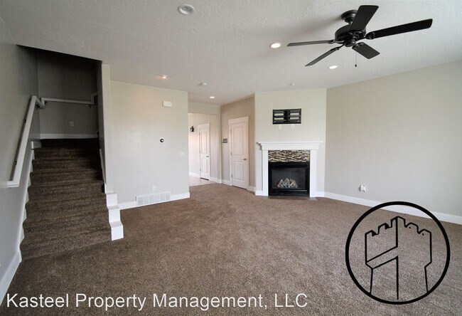 Building Photo - 4 br, 3.5 bath House - 1958 North Hillcres...