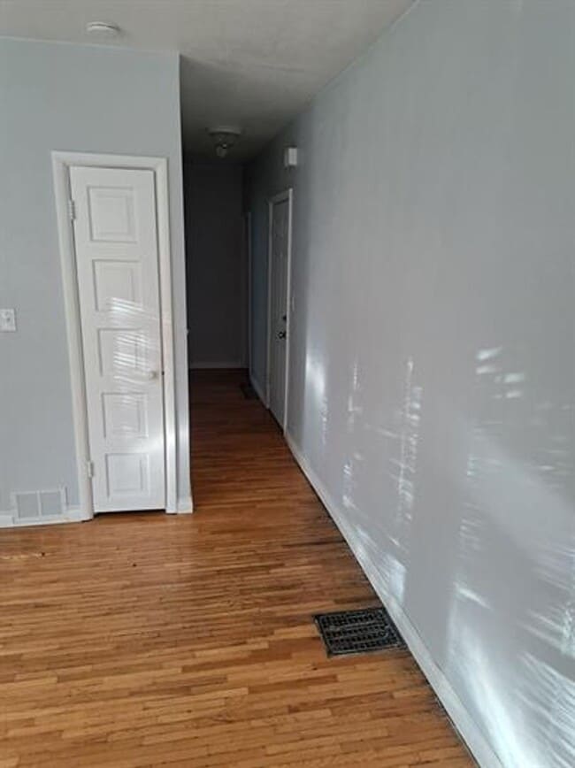 Building Photo - L986