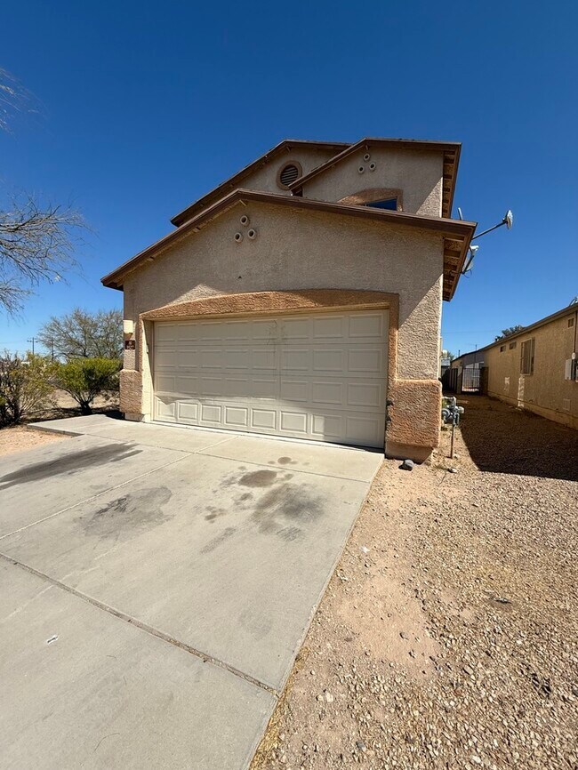 Foto del edificio - FOR RENT