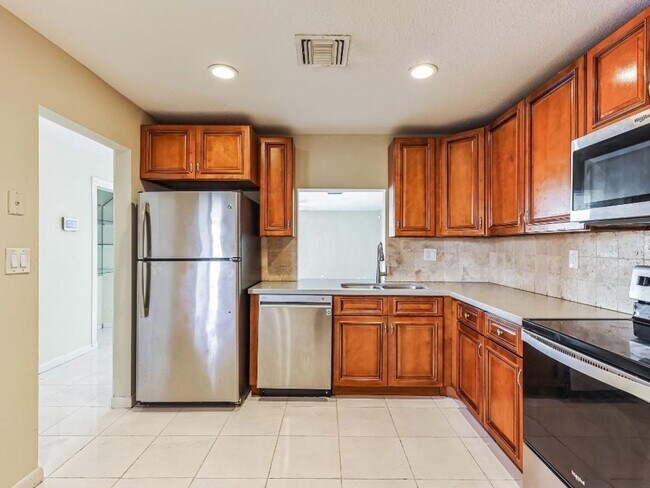 Building Photo - 3 Bedroom Townhome in North Lauderdale