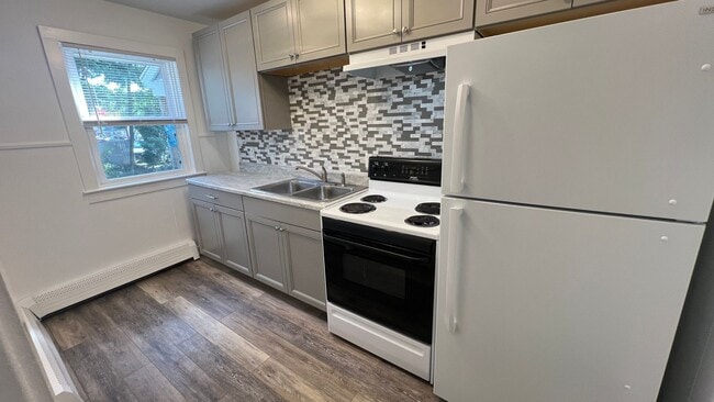 Building Photo - Very nicely remodeled 1 Bedroom Unit close...