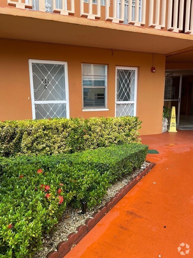 Building Photo - 1591 NE Miami Gardens Dr