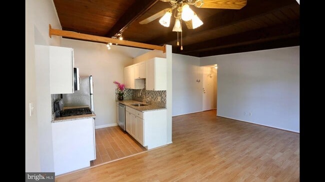 Building Photo - 4949 Americana Dr