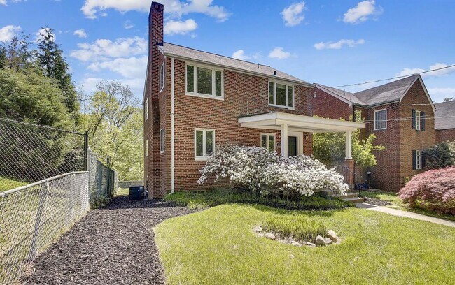 Foto del edificio - 3723 14th St NE