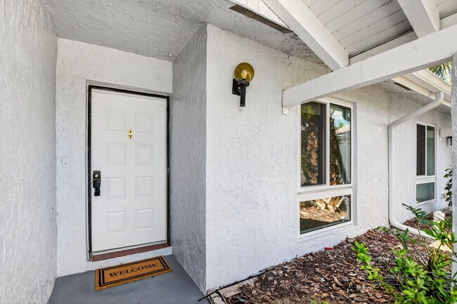 Foto del edificio - 708 Lago Rd