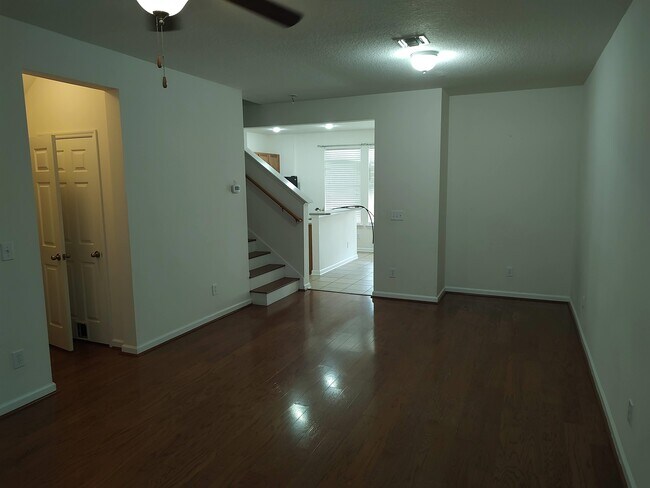 Foto del edificio - 4256 Four Oaks Blvd