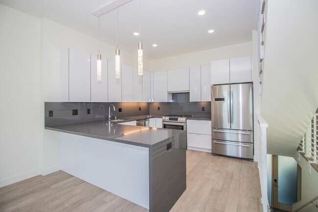 Foto del edificio - 3 Bedroom + Bonus room/3.5 Bathroom Townho...