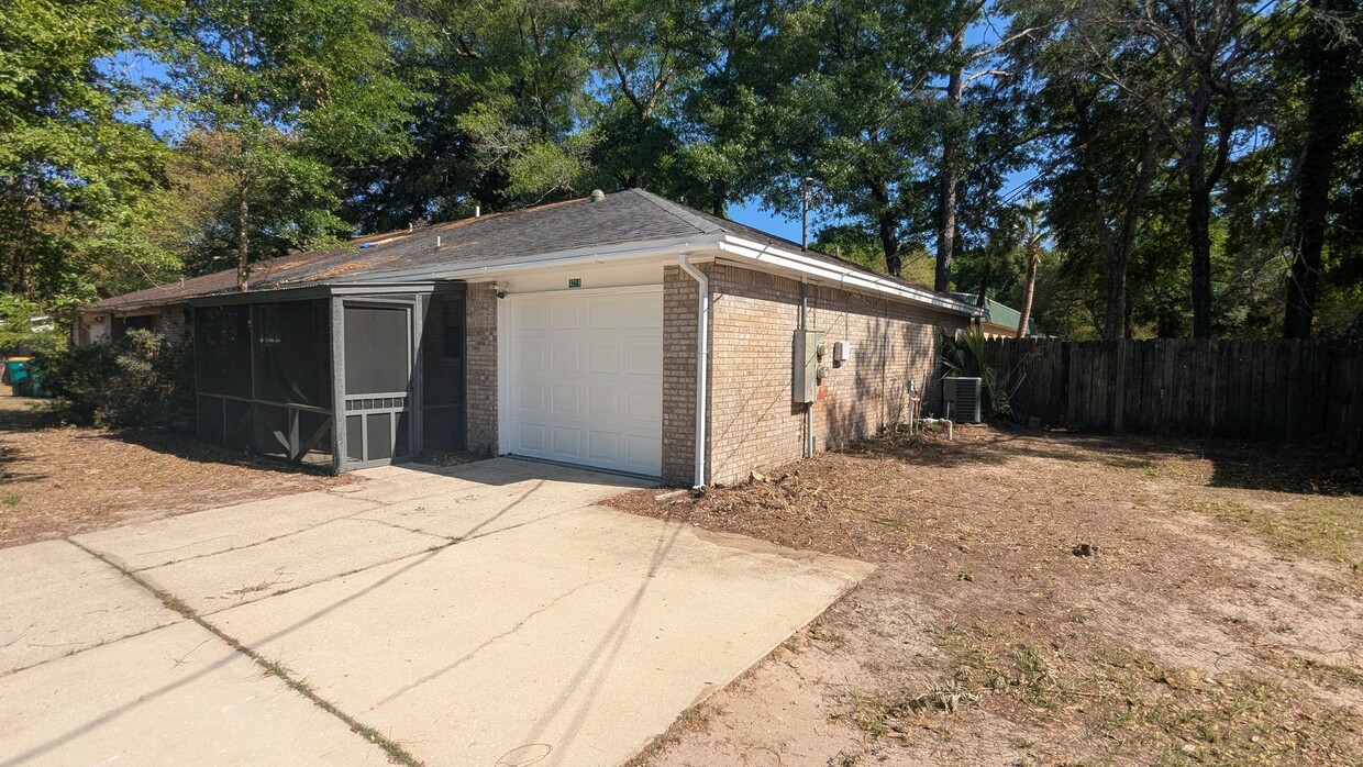 Foto principal - 421 Bear Rd