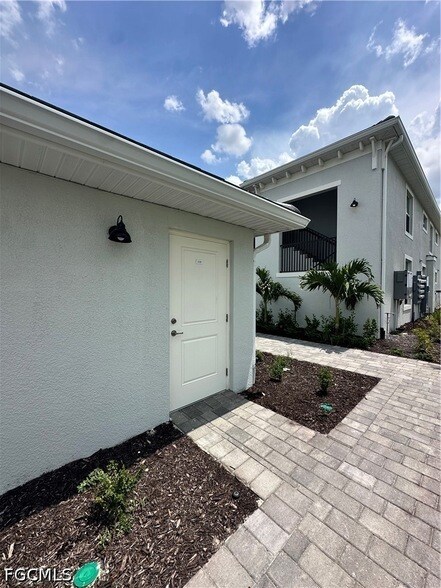 Foto del edificio - 15265 Green Acres Avenue Unit 228
