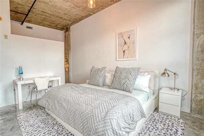 Foto del edificio - 245 N Highland Ave NE