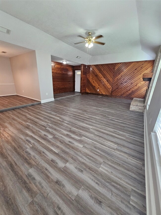 Building Photo - 2312 Meadow Green Dr