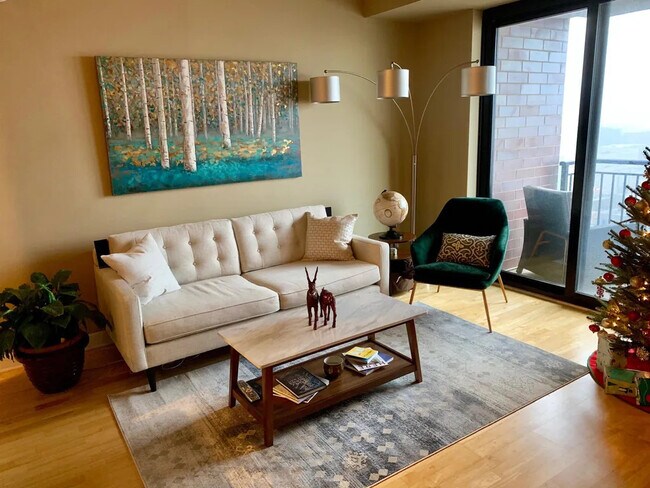 Foto del edificio - 451 W Huron St