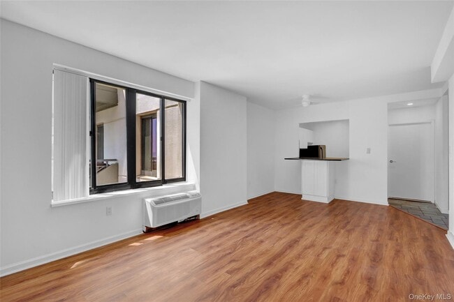 Foto del edificio - 100 W Broadway