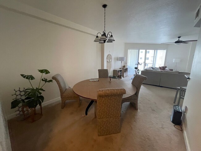 Building Photo - 3 Bedroom/2 Bathroom 6th floor unit at Pro...
