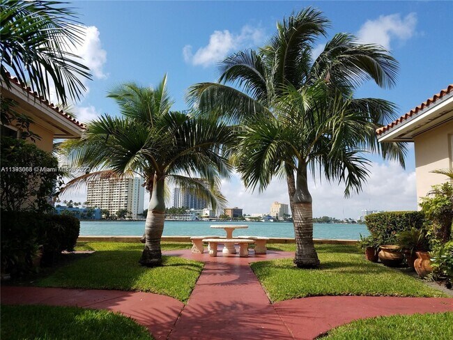 Building Photo - 2160 Bay Dr