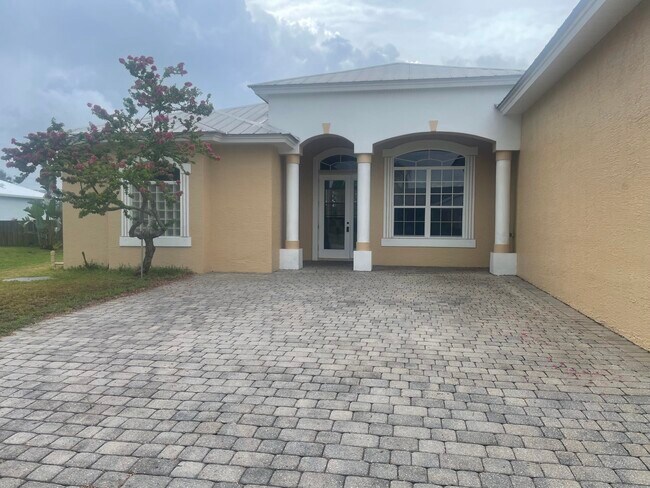 Foto del edificio - 2643 SW Harem Cir