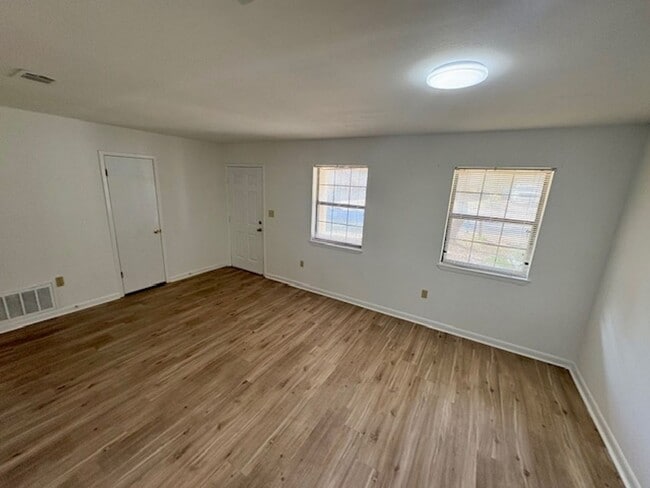 Building Photo - 511 Maple Ave