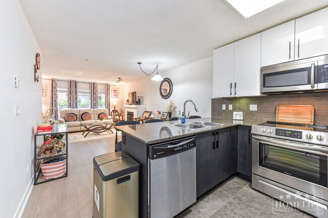 Photo du bâtiment - Charming 2 Bed 2 Bath + Den Ground Level Condo in Walnut Grove