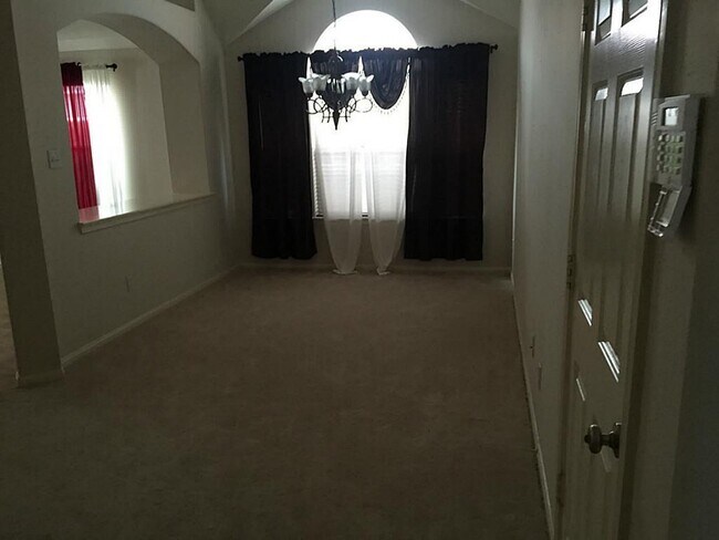 Foto del edificio - 526 Taskwood Dr