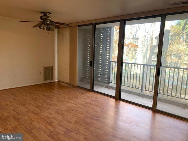 Foto del edificio - 4415 Briarwood Ct N