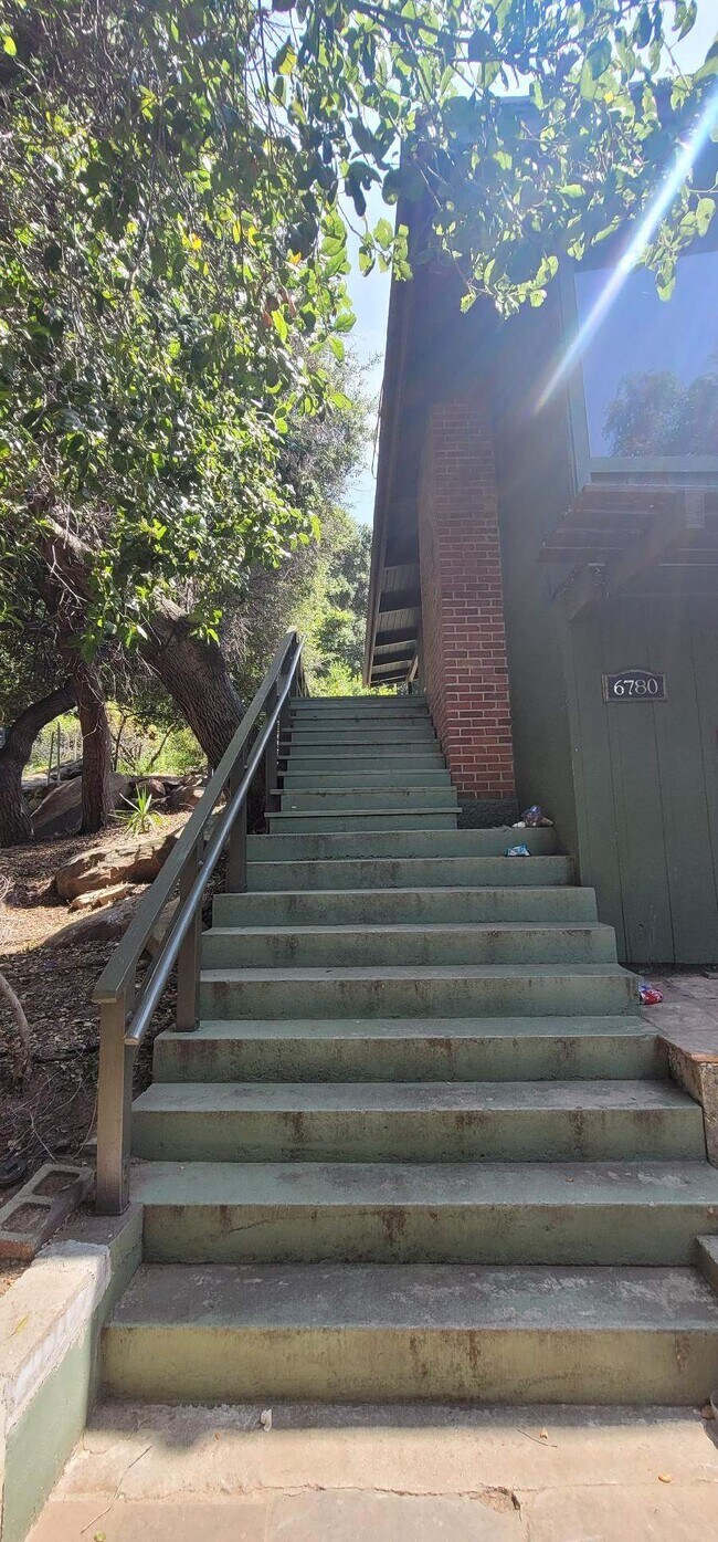 Foto del edificio - 6780 Santa Susana Pass Rd