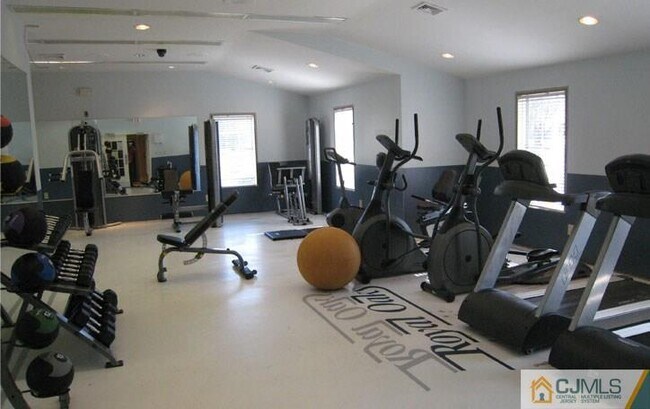 Building Photo - 1301 Sweet Briar Ct