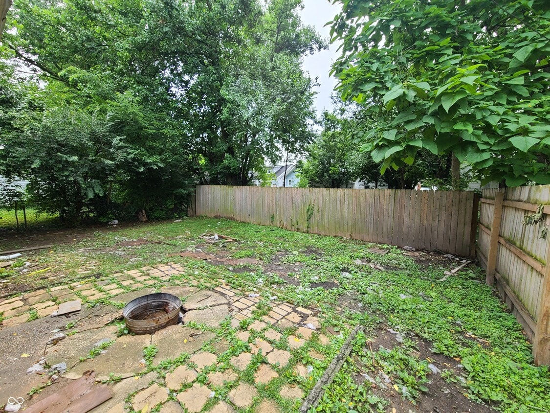 Building Photo - 417 W 39th St