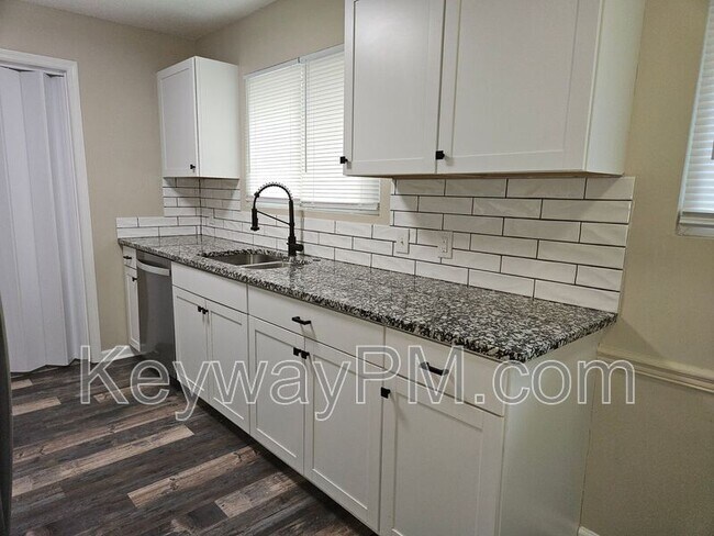 Foto del edificio - 1702 Harrogate Dr
