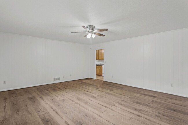 Foto del edificio - 6096 Hillpine Dr