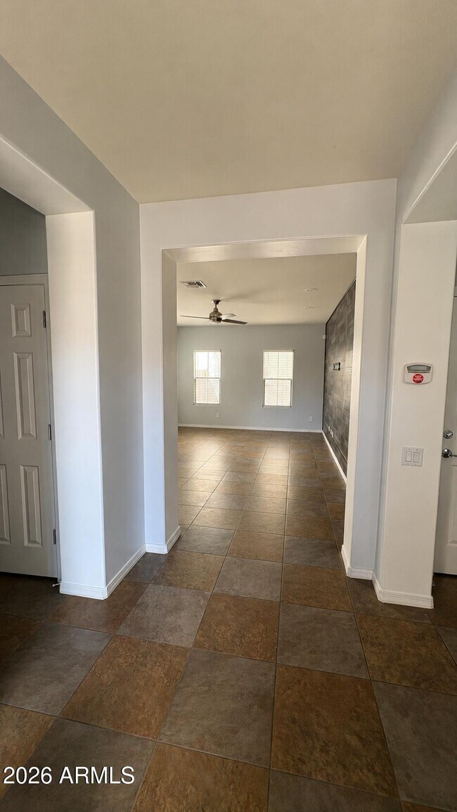 Foto del edificio - 5396 W Molly Ln