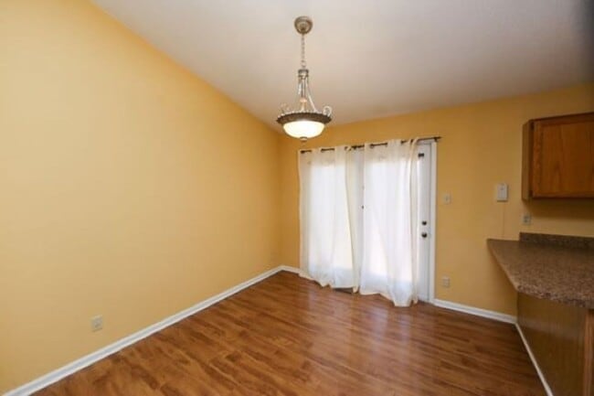 Building Photo - One Level Living in Convenient Neighborhood!