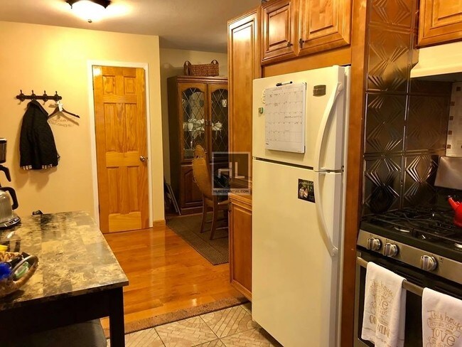 Building Photo - Super large 1 bedroom in Astoria