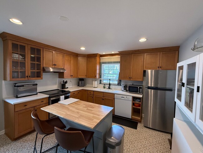 Foto del edificio - Fantastic Home Near Three Chopt and Patterson Available in January