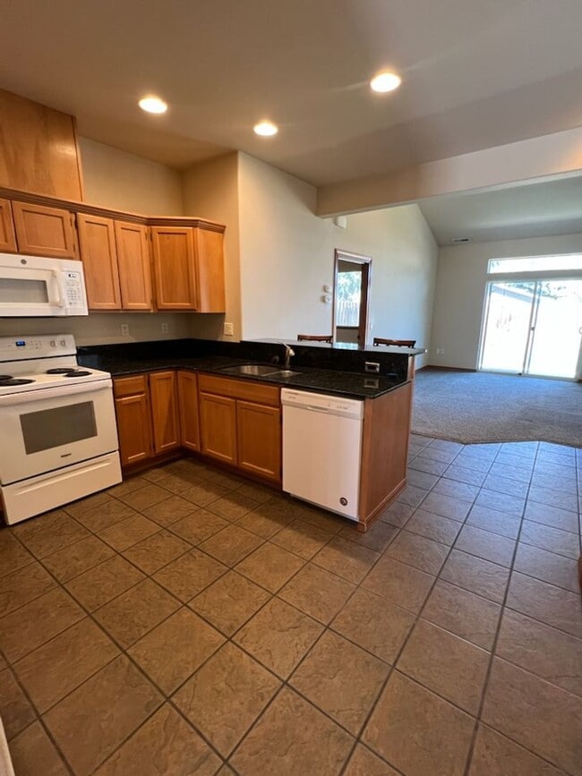 Building Photo - 3 bed/2.5 bath townhome! Double garage, a/...