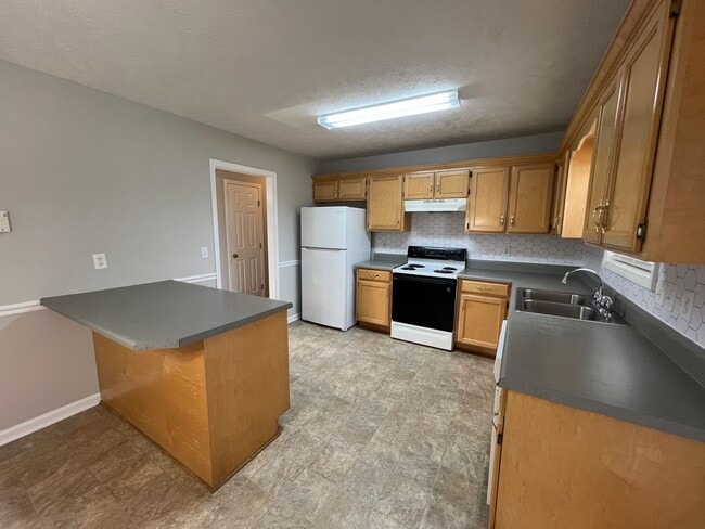 Building Photo - Available Now - 3BR 2BA Home in Smyrna **A...