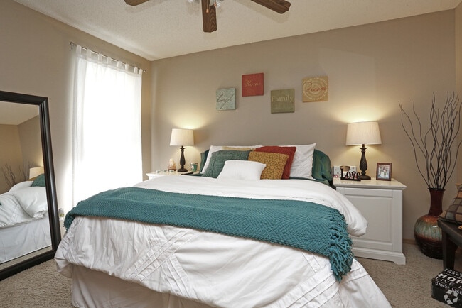 Building Photo - Ward Rentals in Hutchinson