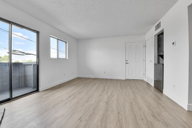 Building Photo - $1,095.00, Studio and 1 bath located in De...