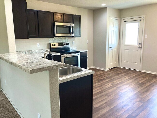 Building Photo - Contact Peggy at 501-676-1758 or Heather a...