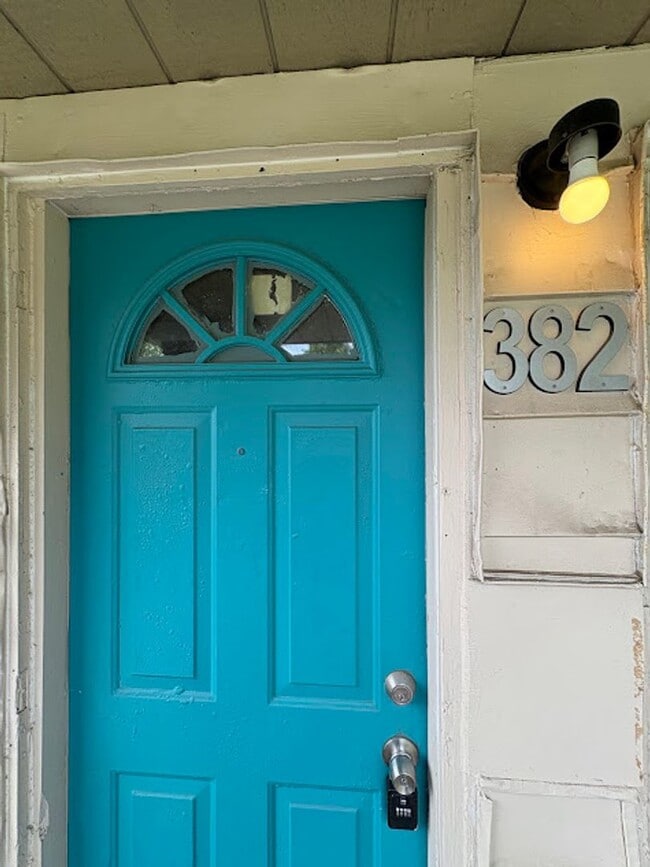 Building Photo - 3 Bedroom, 1 Bathroom Apartment Rent Ready!